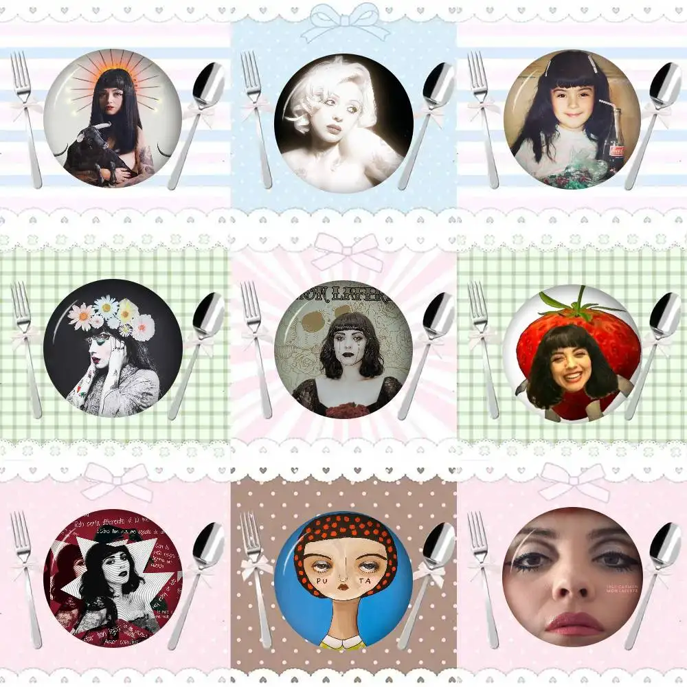 FEMME FATALE M-Mon L-Laferte Pin de solapa redondo de metal suave con diseño de insignia, regalo para amigos, joyería infantil