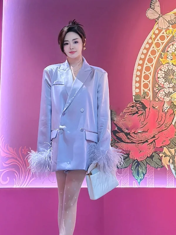 깃털 장식과 더블 브레스티드 와이드 숄더 루즈핏 여성 비즈니스 정장이 있는 엘레 롱 스웨트 새틴 재킷