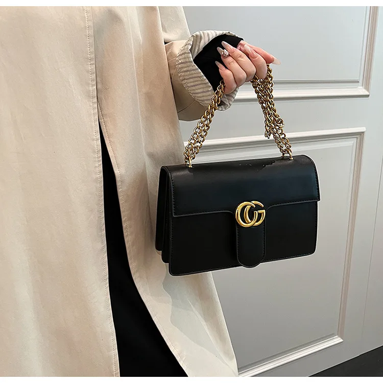 

2024 Новая маленькая квадратная сумка в корейском стиле — модный дизайн с цепочкой, нишевая сумка через плечо для поездок на работу