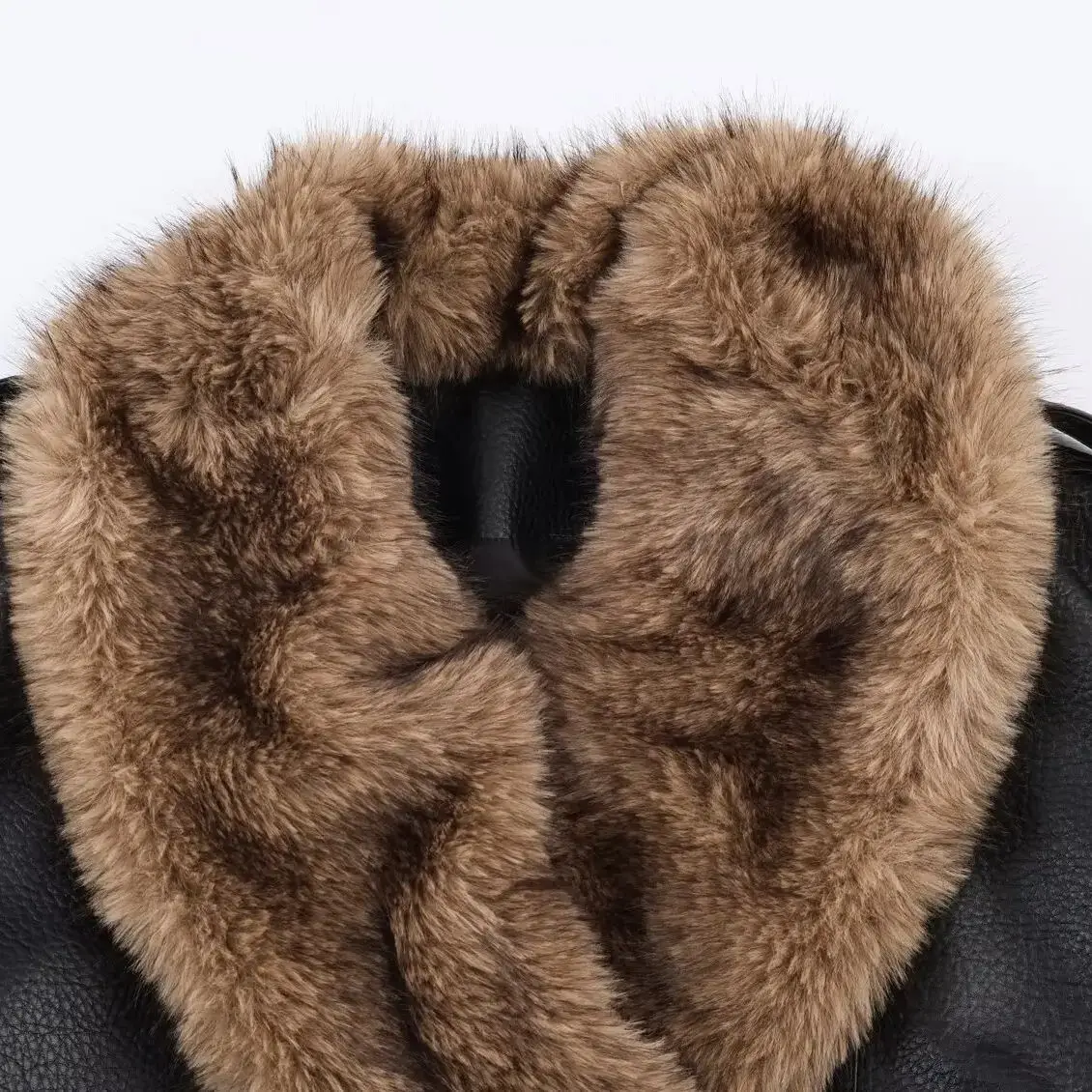 เสื้อแจ็คเก็ตหนังเทียมแฟชั่นใหม่ประจำฤดูหนาวปี 2025 ของ DiYiG WOMAN พร้อมปกขนสัตว์เทียมที่ถอดออกได้ ดีไซน์เก๋ไก๋แบบกระดุมสองแถว