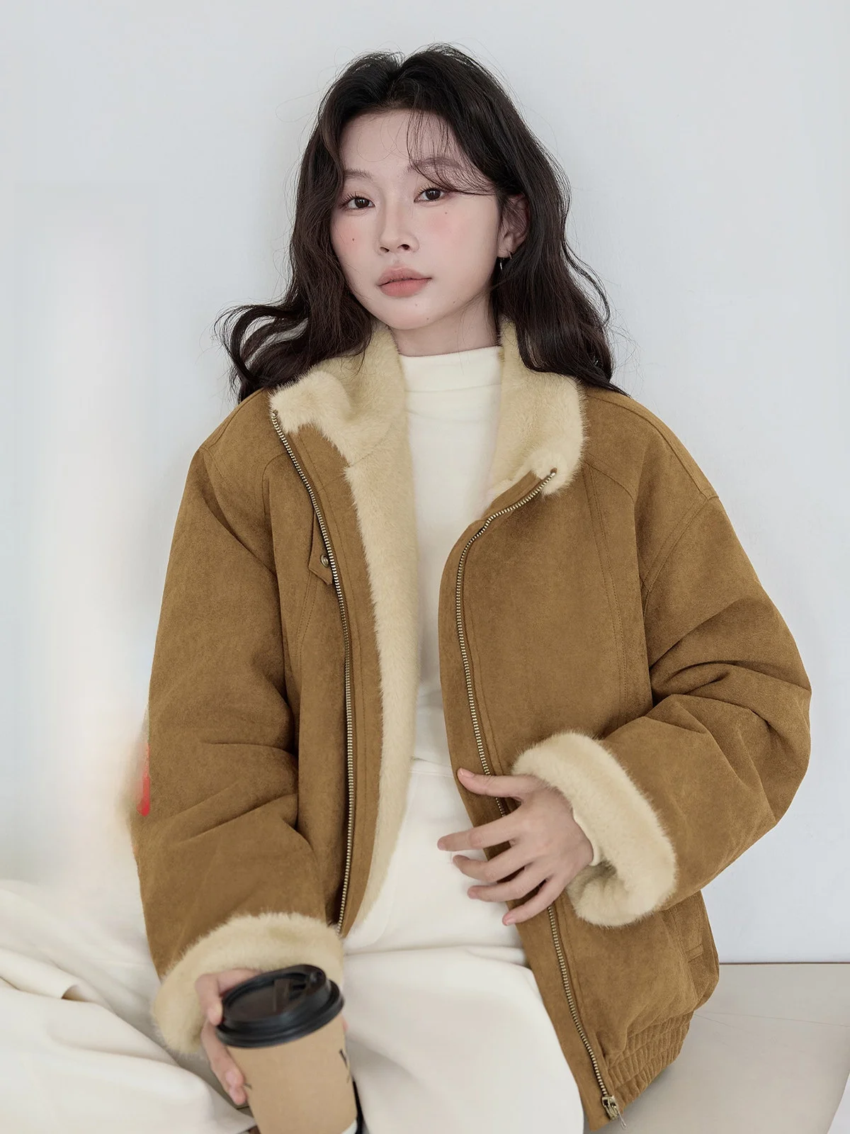 

Женское утепленное пальто HuiXi из коричневой замши с меховой подкладкой, приталенное, с воротником-стойкой, на молнии, для повседневной носки