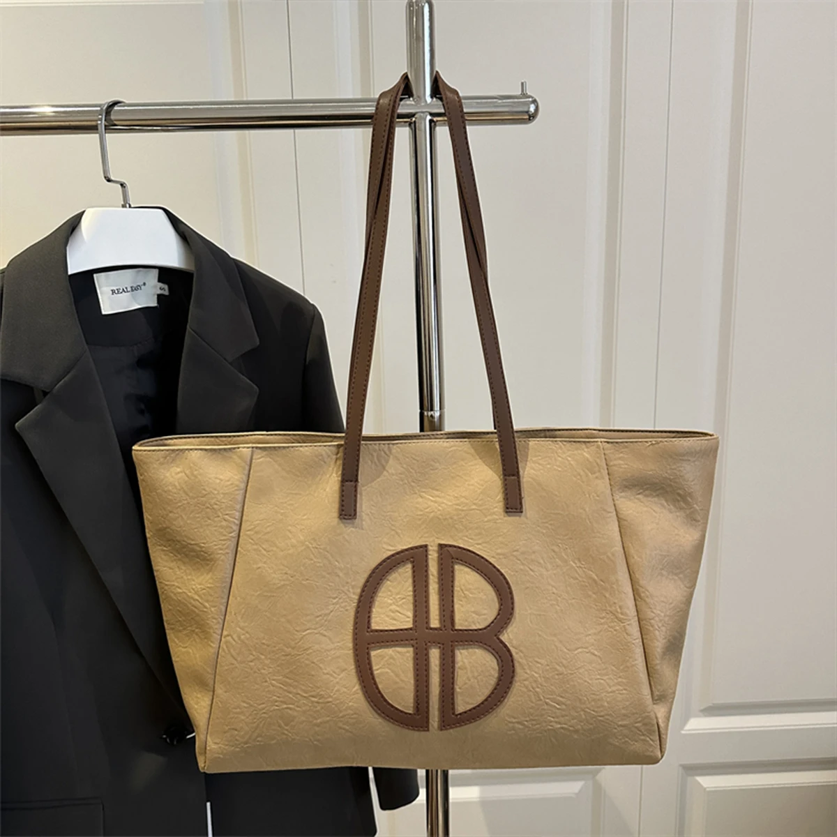 حقيبة يد نسائية عصرية بلون سادة من جلد البولي يوريثان بسعة كبيرة وشعار دائري مقاوم للماء وسحاب حقيبة كتف للاستخدام اليومي