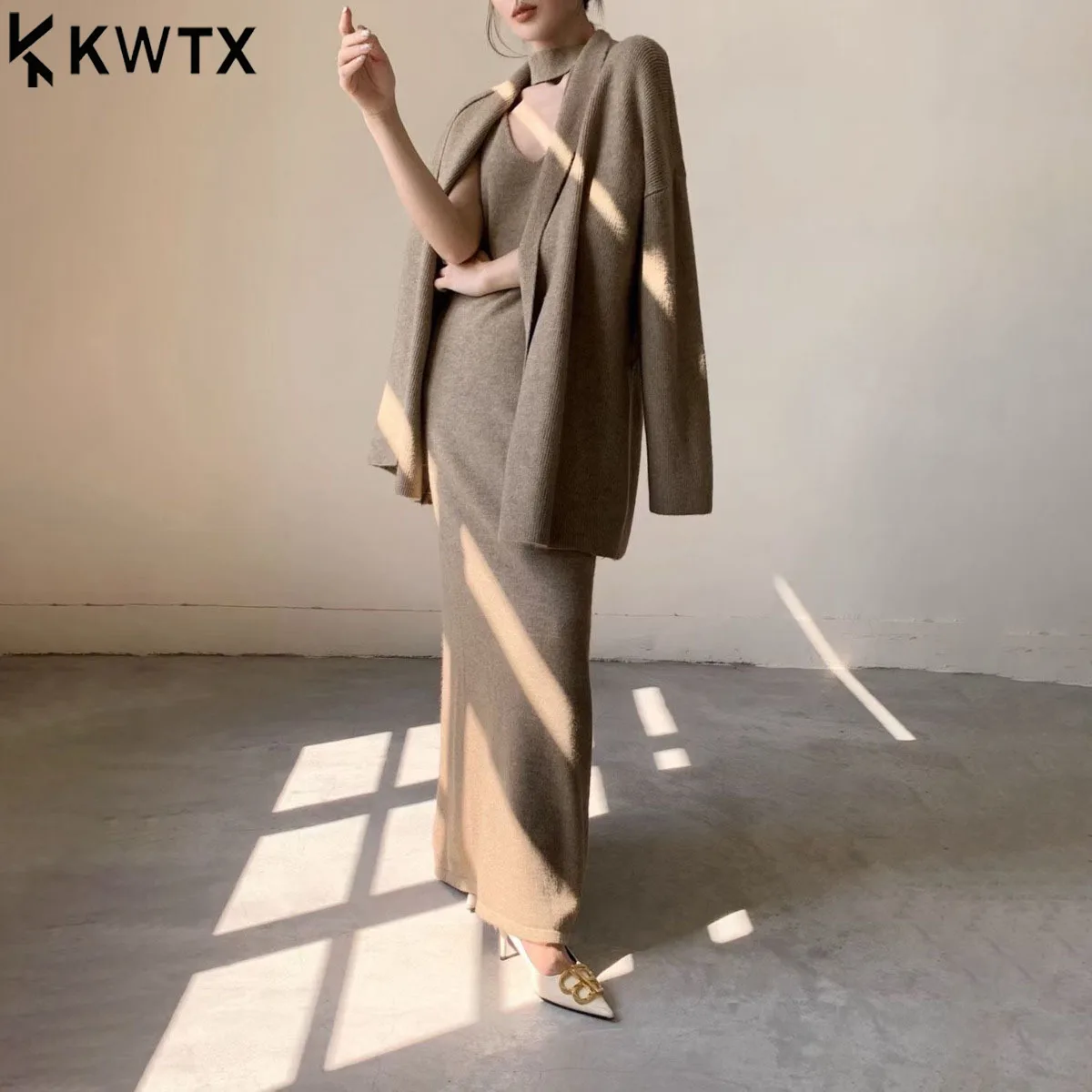 

KWTX 2025 женский новый комплект из 2 предметов, вязаный кардиган, платье-бретелька, винтажное элегантное повседневное однотонное платье с поясом и v-образным вырезом, осень-зима
