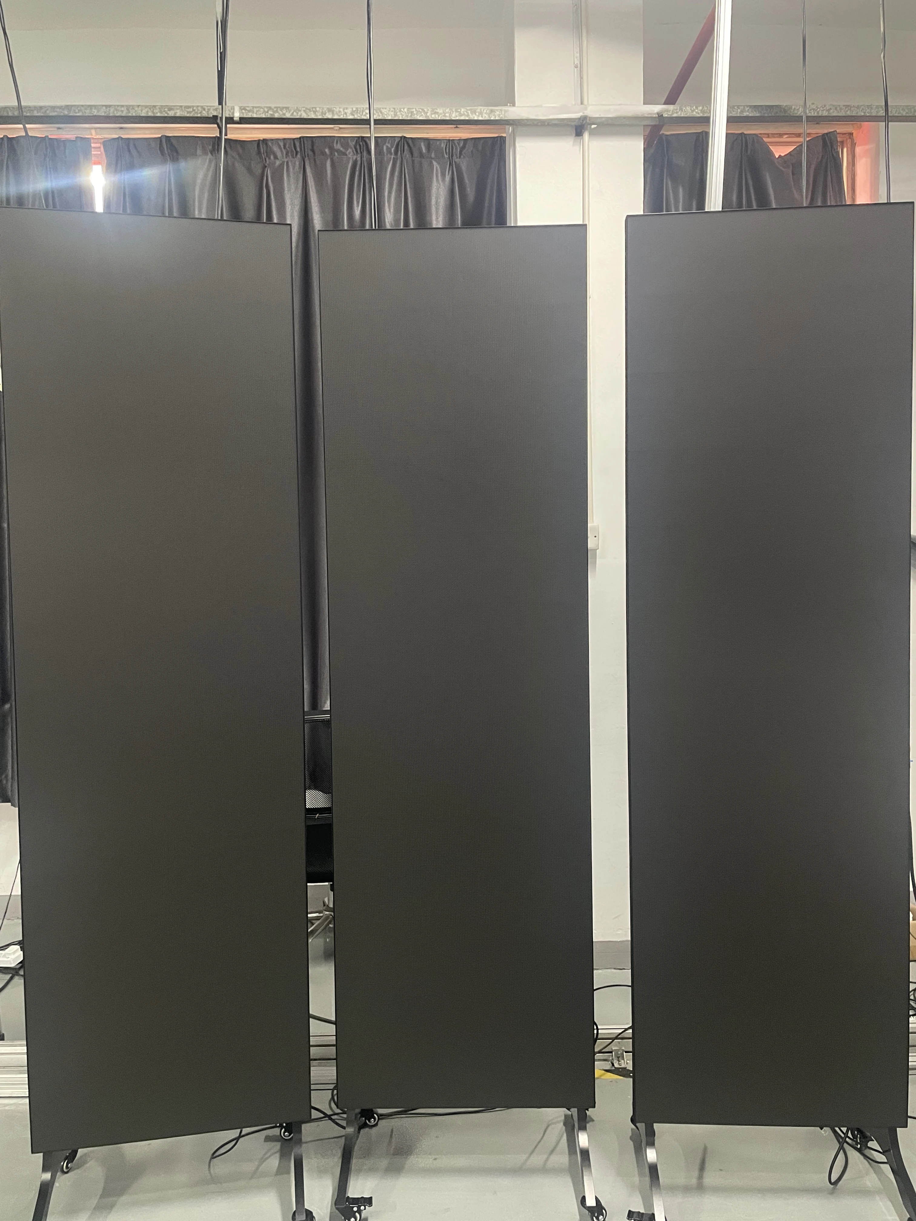 تخصيص حار بيع المنقولة داخلي P2.5 LED ملصق عرض الشاشة طوي الإعلان الذكي لمتاجر التسوق بالتجزئة