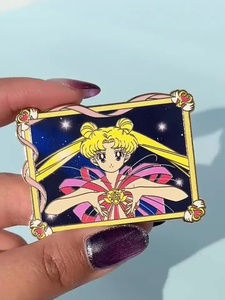 Sevimli Anime Sailor Moon Emaye Pin Yaka İğnesi Sırt Çantaları için Broşlar Rozetler Metal Broş Giysi Takı Arkadaşlar için Hediyeler