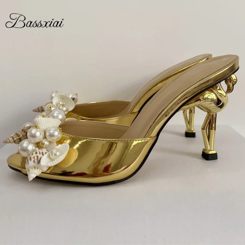 

Женские сандалии с жемчугом и морской ракушкой и цветком, уникальные летние сабо из лакированной кожи с фламинго на странном каблуке с босоножками на пятке
