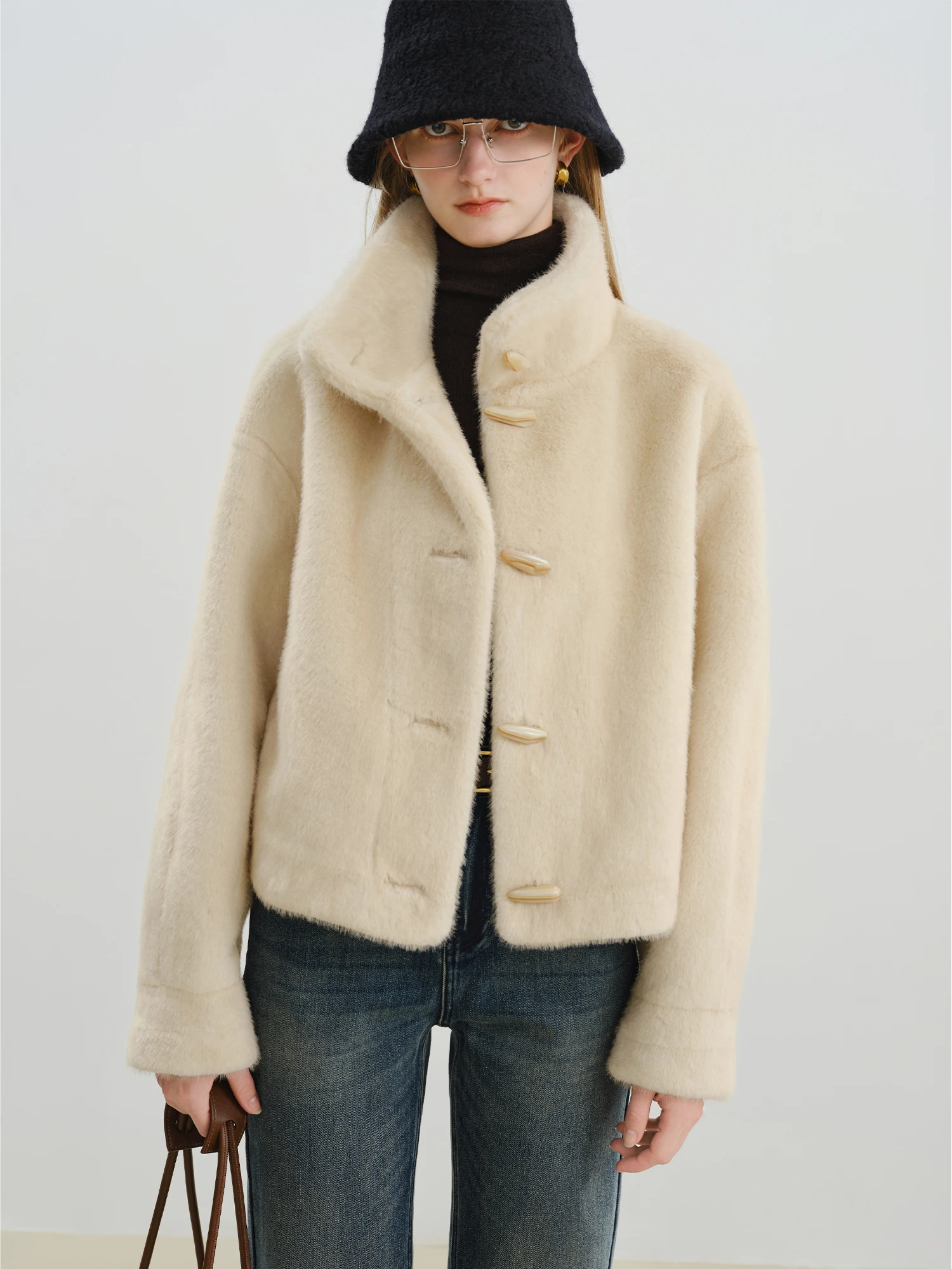 معطف شتوي قصير للنساء من ZIQIA 2025 مع أزرار تبديل - ملابس خارجية متكاملة صديقة للبيئة من جلد الفرو وصلت حديثًا