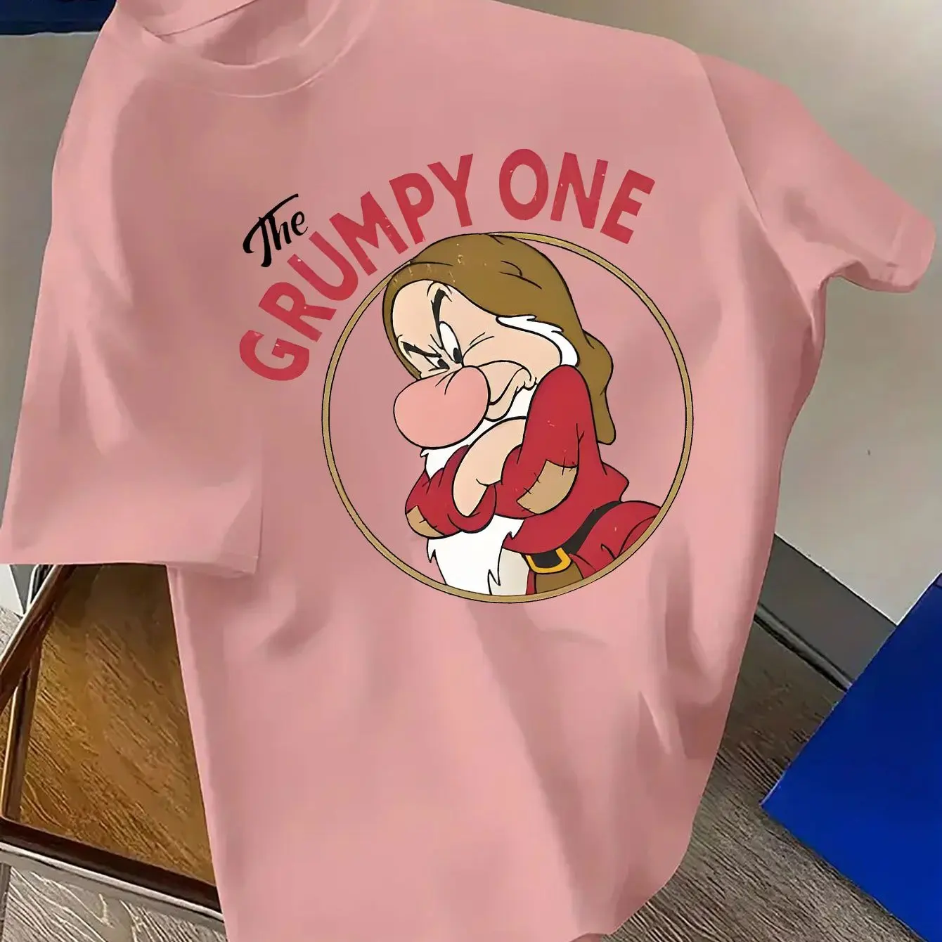 

Женская футболка с принтом Disney Grumpy Dwarf, повседневная повседневная хлопковая уличная одежда с короткими рукавами и тематикой для мероприятий