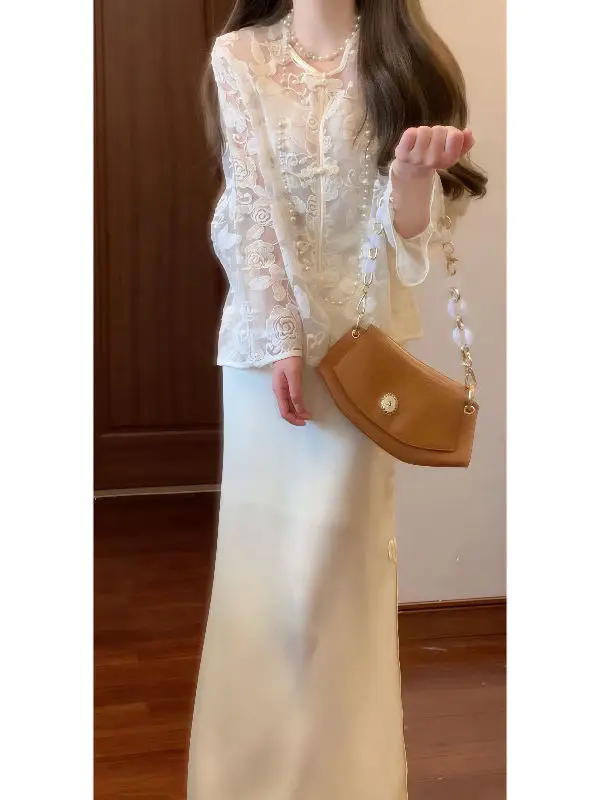 

Новый комплект в китайском стиле: роскошный и очень эффектный шелковый топ и юбка-полусолнце. Весенняя новинка.