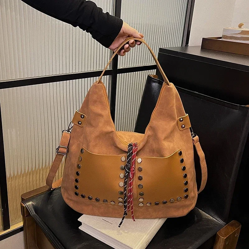 

Высокое качество, большая вместительная замшевая однотонная сумка на молнии с заклепками, 2026, хит продаж, модная универсальная женская сумка на плечо в стиле ретро