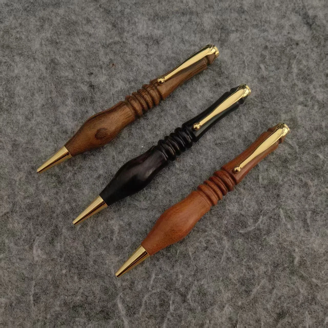 

Уникальная дизайнерская шариковая ручка ручной работы, шариковая ручка 1.0 в стиле ретро, красная, высококачественная шариковая ручка с поворотным механизмом.