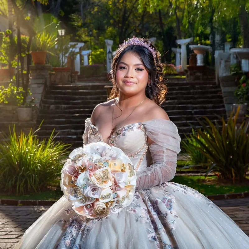 

Платья для квинсеаньеры Color Claro с блестками, кристаллами и цветочными аппликациями, с открытыми плечами, длинным шлейфом, на заказ.