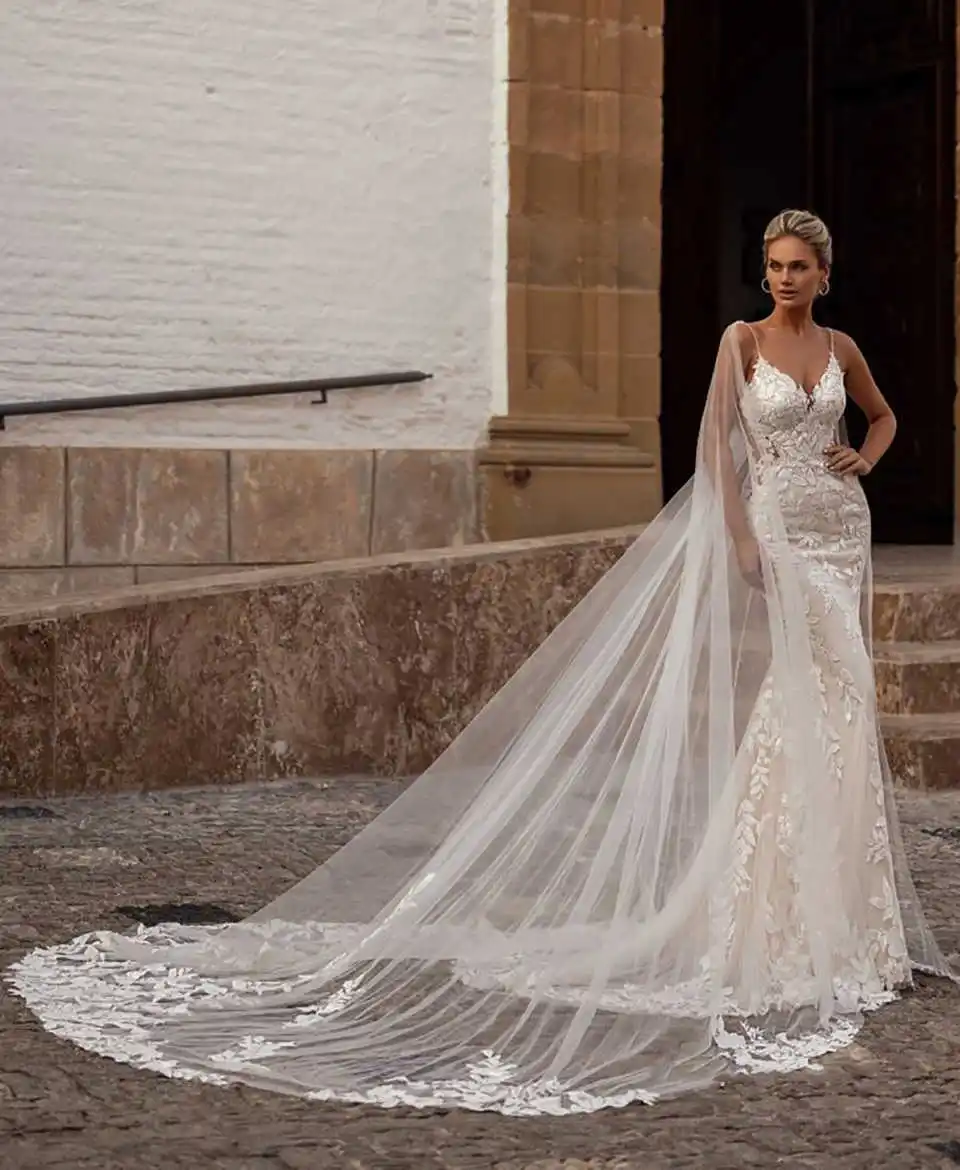 أنيقة اغراق العنق حورية البحر فساتين الزفاف مع السباغيتي حزام حساسة وشاح يزين زي العرائس سويب تراين عارية الذراعين