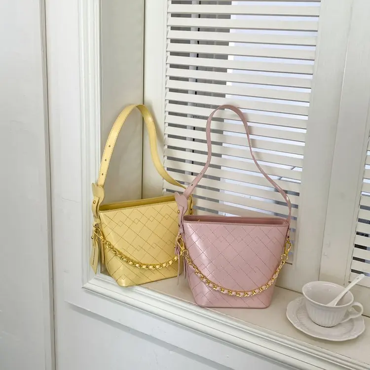 マルチポケットおむつバッグは、ボトル、おもちゃ、鍵、携帯電話、小物類の独立した収納スペースを提供します。