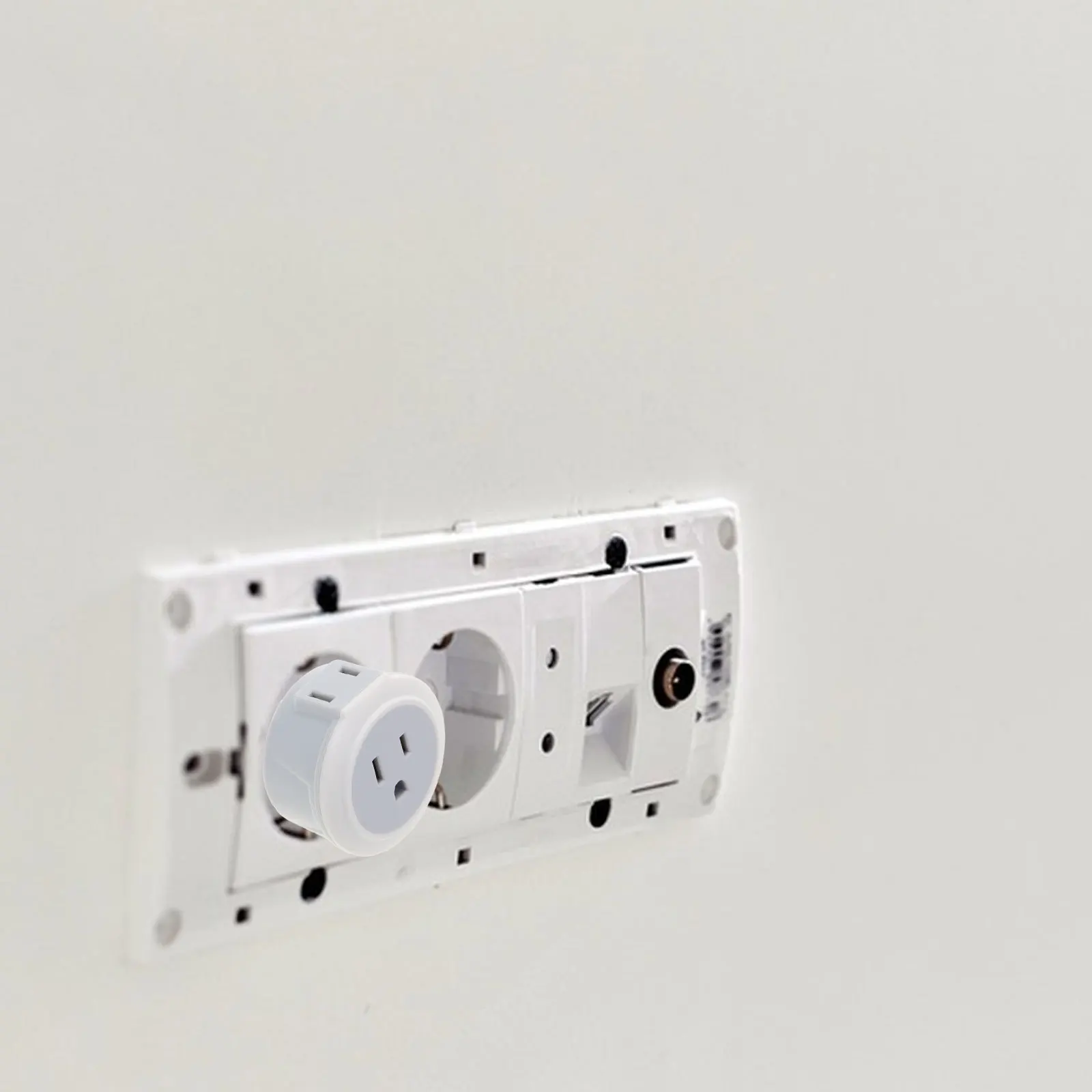 

Travel Us to European Plug Adapter White Small Size Power Socket Converter for International Use Portable Plug Changeover