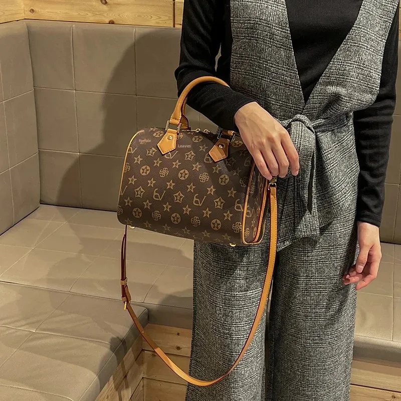 حقيبة نسائية من الجلد الناعم بكتف مزدوج جديد 2025 حقيبة يد على شكل وسادة عتيقة بحزام واحد حقيبة كروس بوسطن