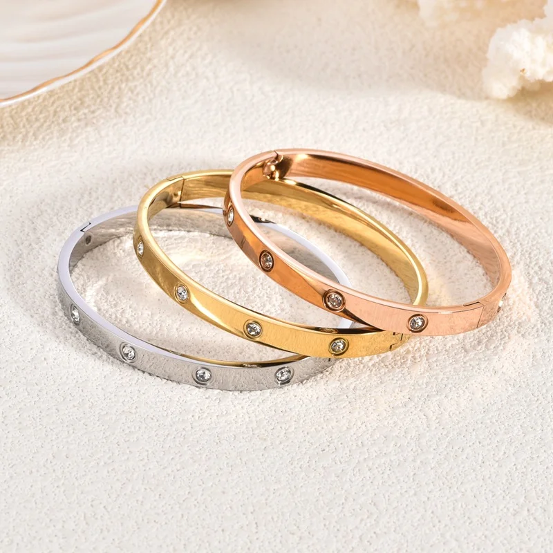 High-end, stylish, versatile, best-seller bracelet with refined charm, trendy INS style, elegant, niche design.