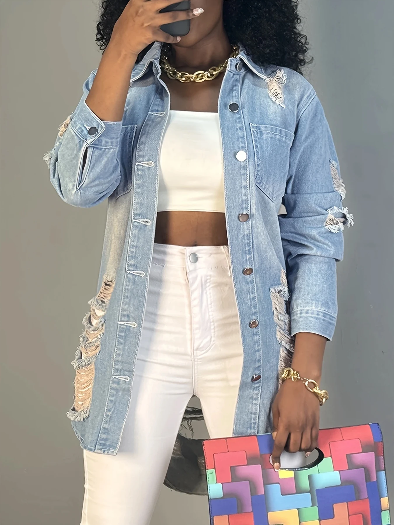 

Женская джинсовая куртка больших размеров с эффектом потертости и изогнутым подолом, рубашка-куртка с отложным воротником и длинными рукавами, повседневный топ в уличном стиле