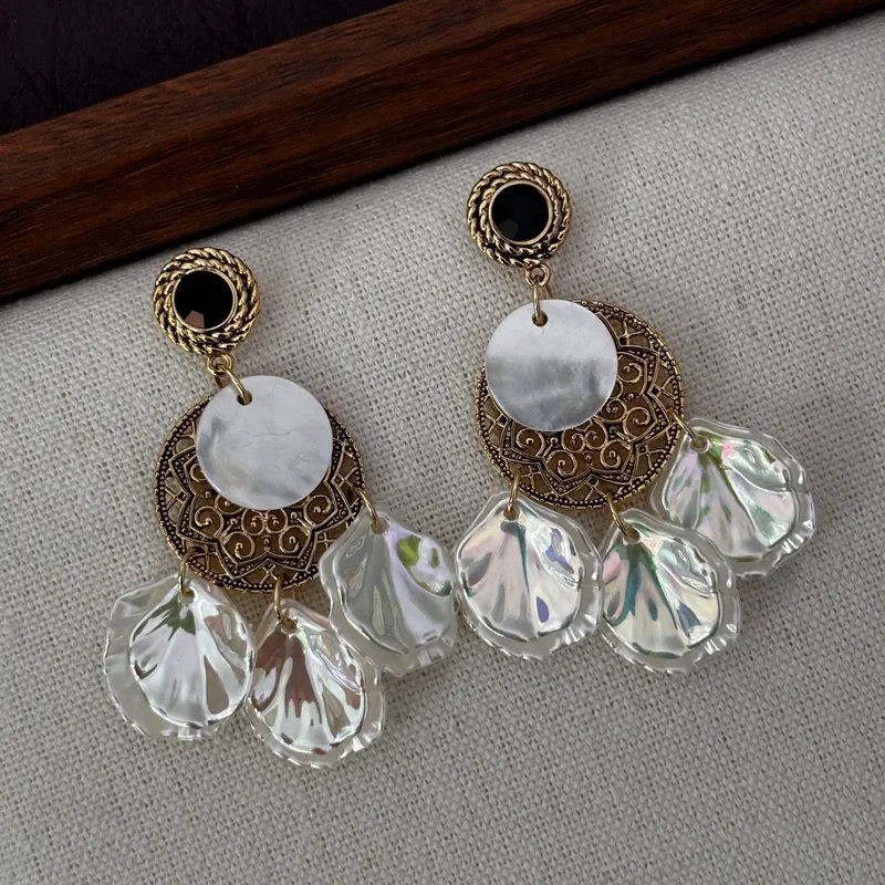 Retro metal carved shell fringed earrings, magic shellfish, long holiday style women's earrings, light luxury and high-end