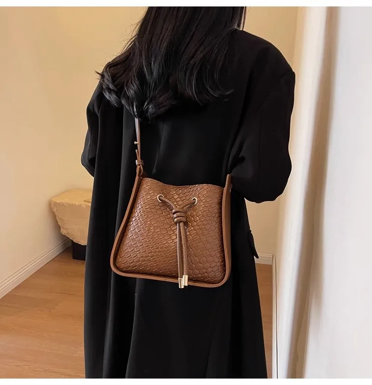 Small Bag Women's Tote Versatile New Fashion One Shoulder Crossbody Bag Retro Texture Bucket Shouderbag