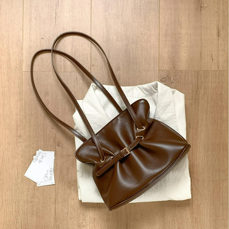 

Новая сумка через плечо Cloud с морщинистой текстурой и поясом. Высококачественная женская сумка-тоут. Простые и универсальные сумки для хранения.