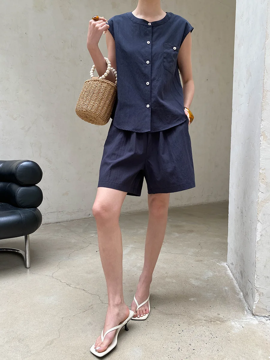 Sommerliches Damen-Set aus einfarbiger, ärmelloser Weste mit Rundhalsausschnitt und hochtaillierten Shorts für den Alltag – Detail 5