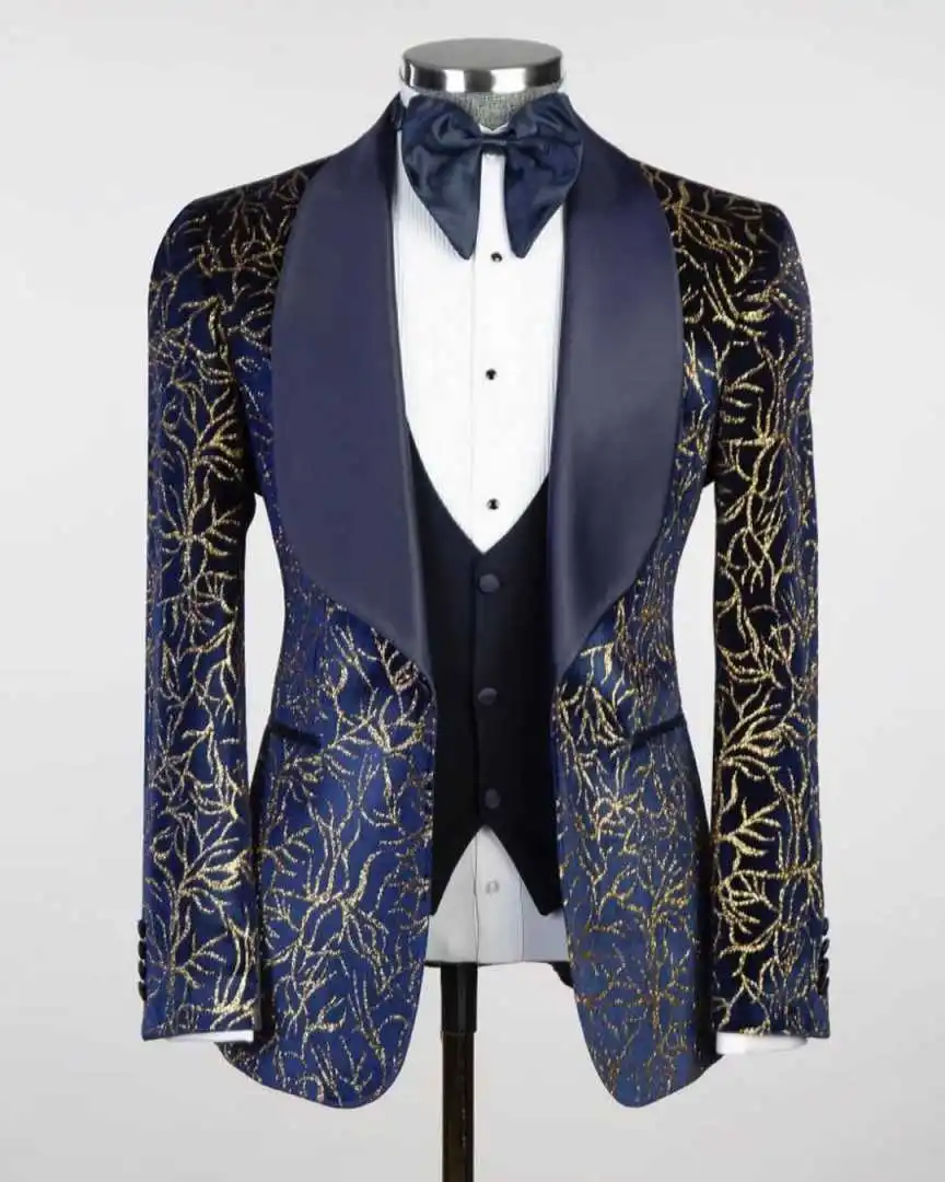 ชุดทักซิโด้ผู้ชายลายพิมพ์ทองคำ 3 ชิ้น ปกผ้าคลุมไหล่ กางเกงเจ้าบ่าว ชุดสูทแฟชั่นทางการสำหรับธุรกิจ  รับสั่งตัด