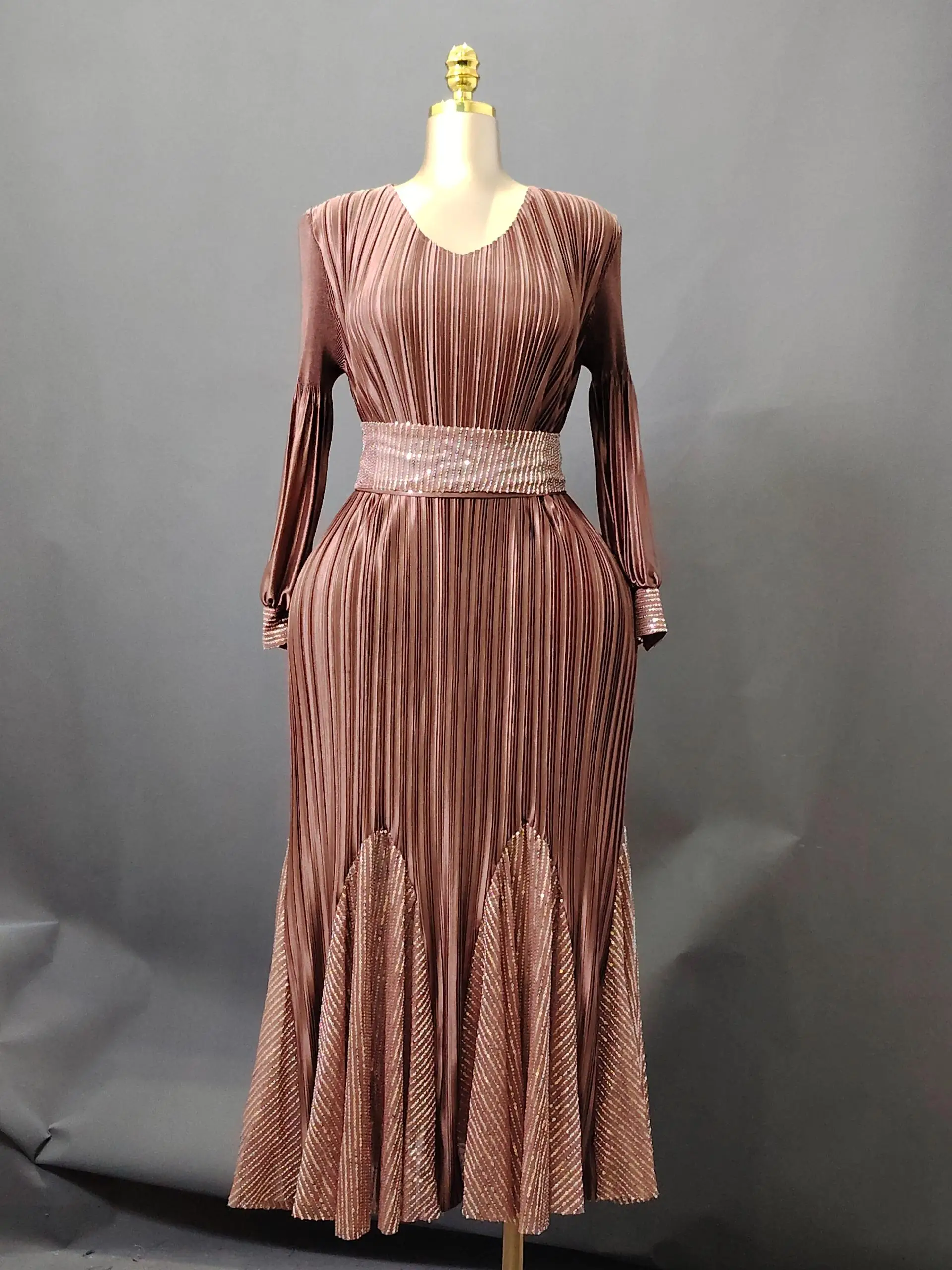 Elegantes Maxikleid mit langen Ärmeln, Plissee, Pailletten-Gürtel und Patchwork-Saum für Hochzeitsgäste, Damen, Übergröße – Detail 2
