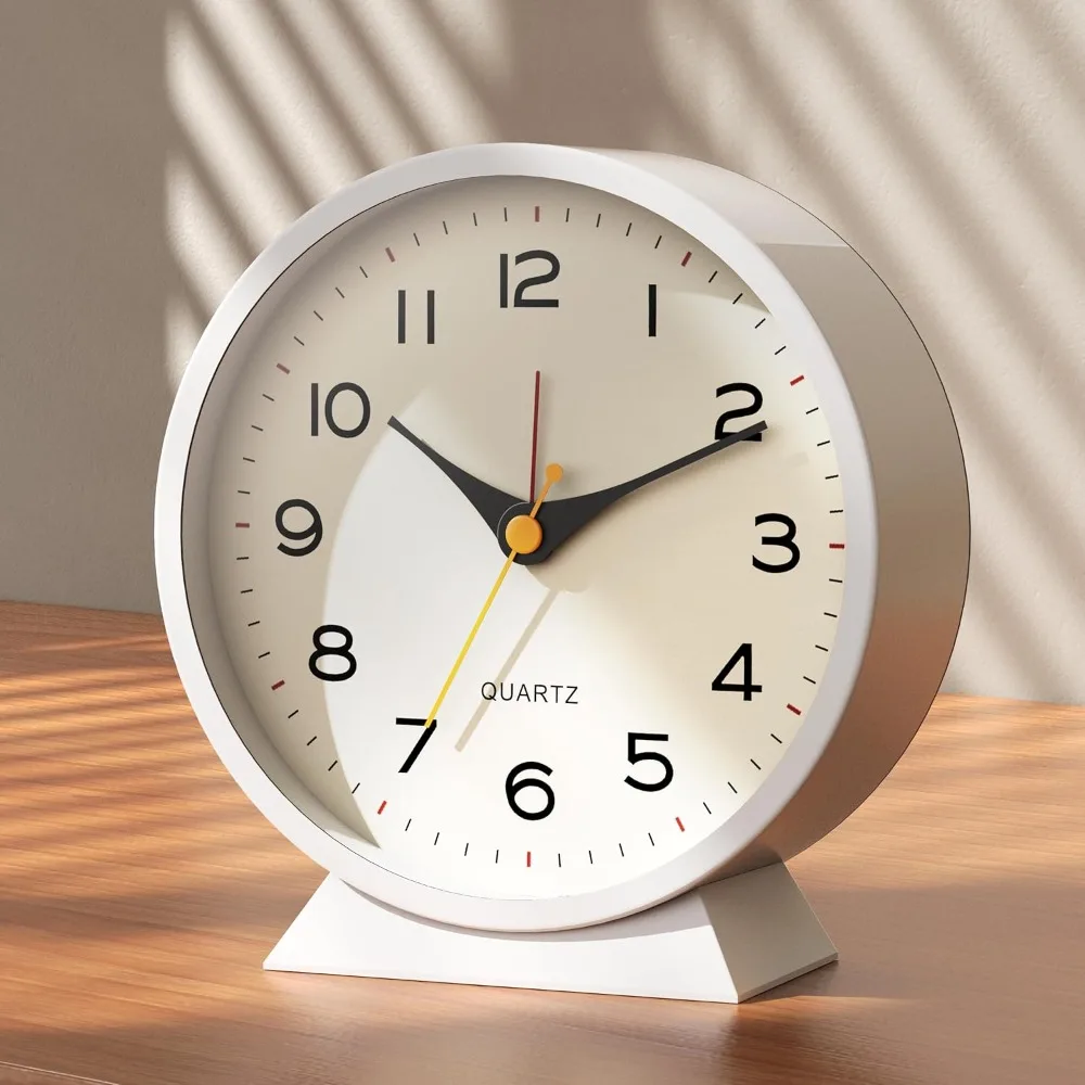 

4.5-inch analog alarm clock, small retro desktop clock, battery powered, silent metal desktop clock with light.