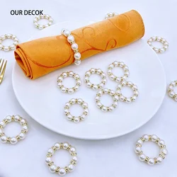 Anillos de servilleta dorados elegantes, soporte de servilleta elástico de perlas para fiesta de boda, adorno de banquete, 50 unids/lote