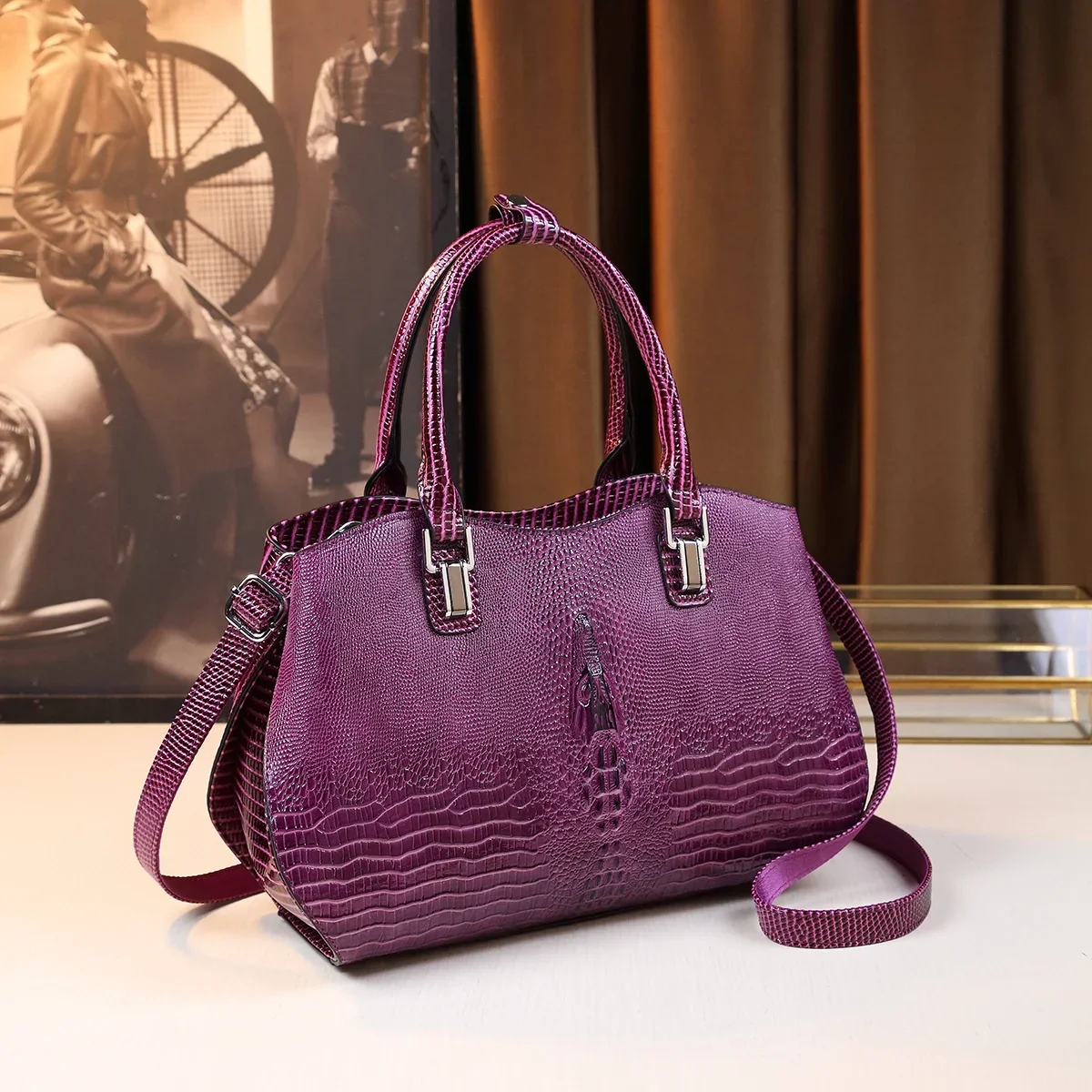 Large capacity, light luxury, stylish and versatile handbag for middle-aged mothers with crocodile pattern