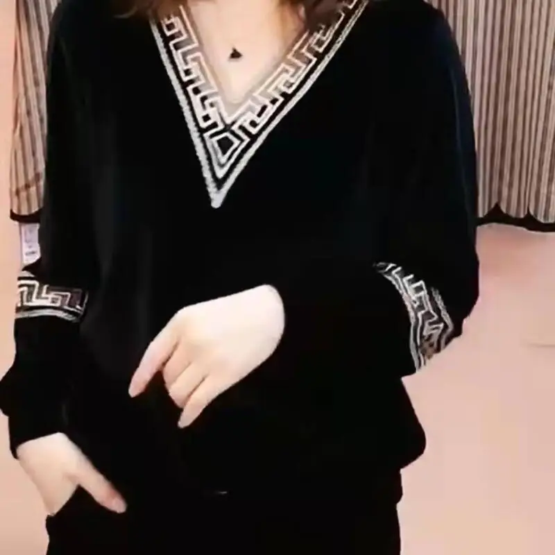 

Горячая новинка в западном стиле, ажурная кружевная лоскутная футболка с v-образным вырезом для женщин осень-зима 2025, элегантные модные удобные топы