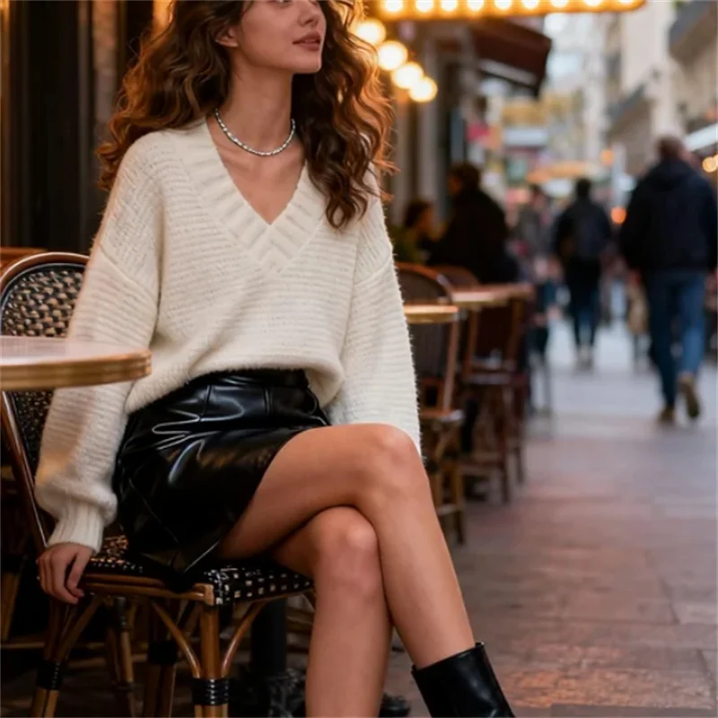 Korte, eenvoudige, effen gebreide damestrui voor de herfst van 2025, modetrends