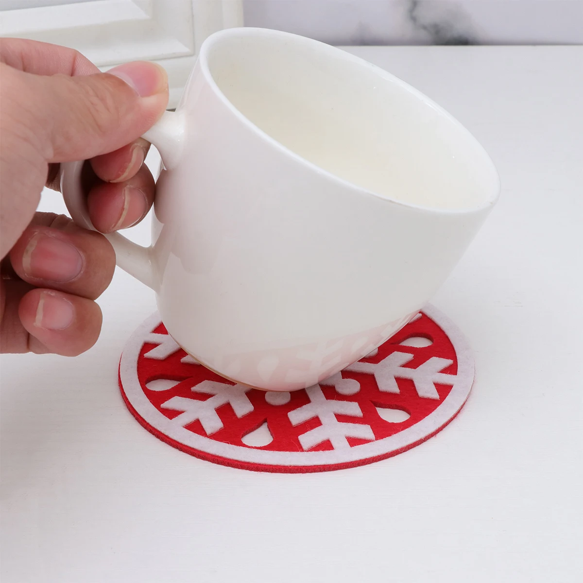 

4pcs Snowflake Shaped Cup Mats Felt Non Slip Heat Resistant Absorbent Table Protectors Home Decoration Gift Beverage Holder