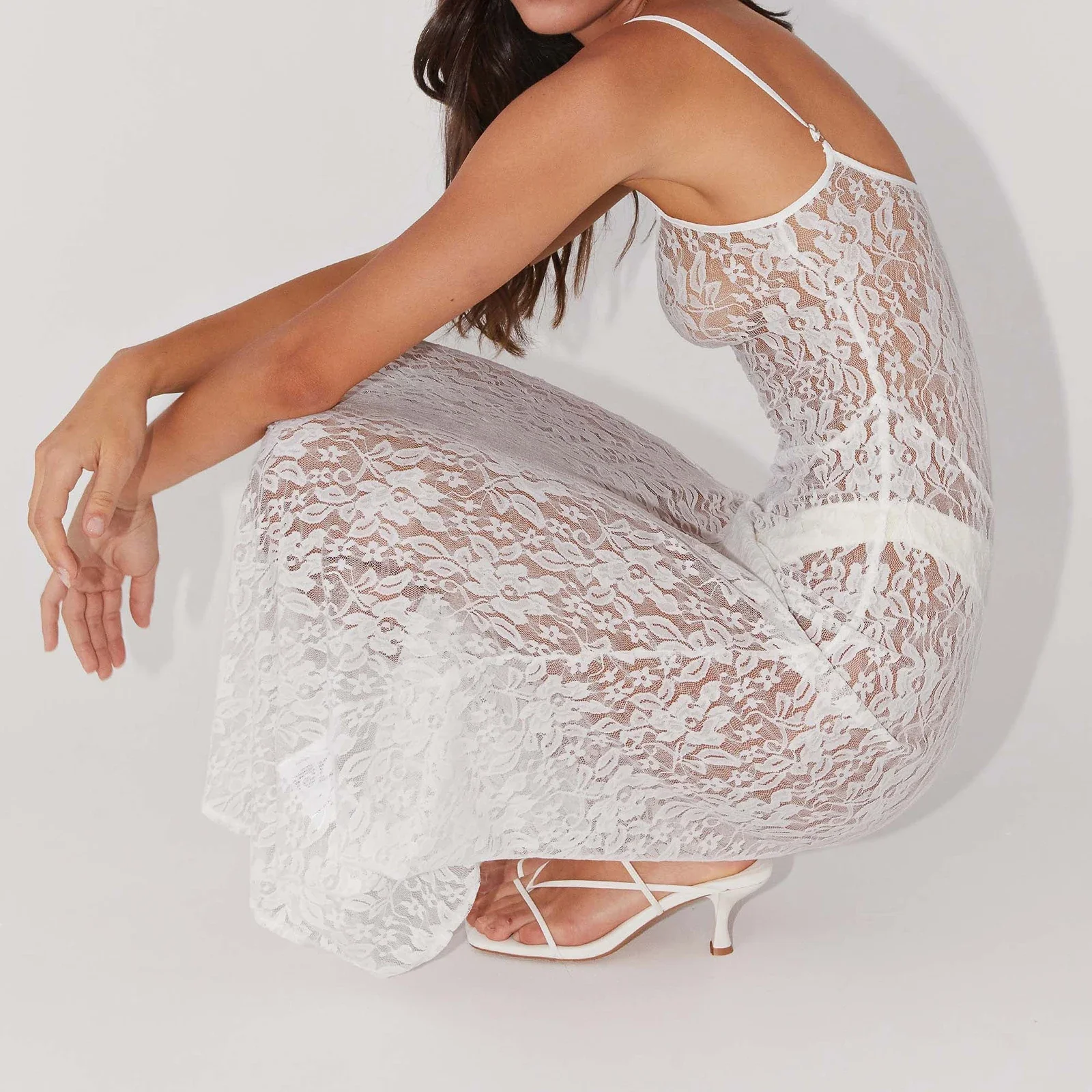 Damska prześwitująca sukienka na ramiączkach spaghetti z kwadratowym dekoltem, z koronki w kwiaty, bez rękawów, o kroju litery A, długa, na ramiączkach.