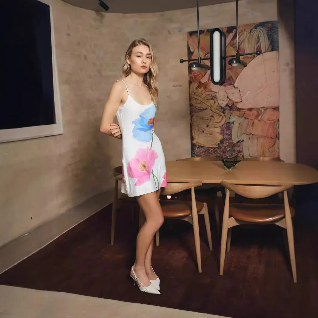 小さな新鮮な婦人服サスペンダー U ネック背中の開いたスリム A 字型スカートフラワープリントドレス夏