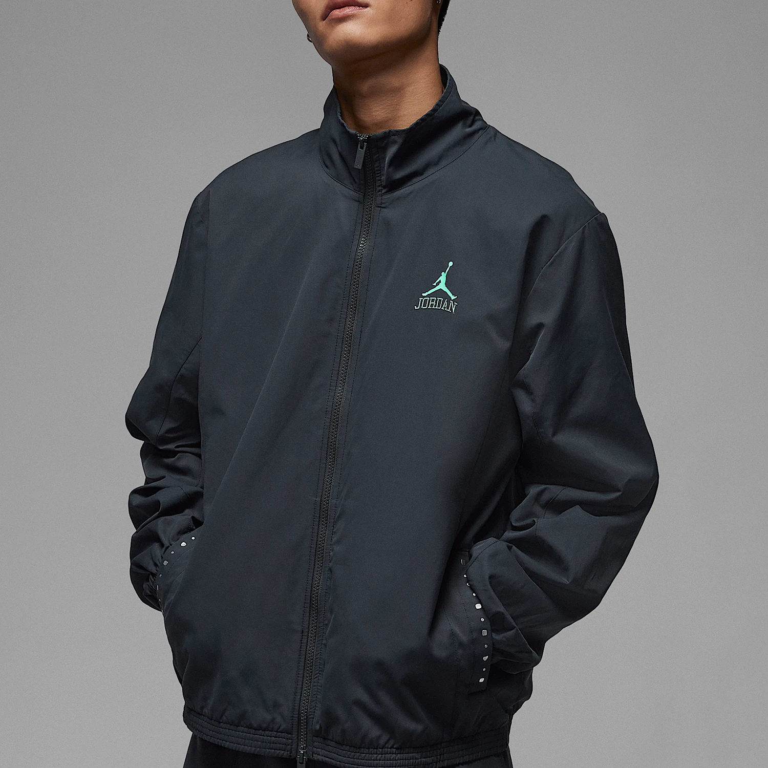 

Nike Jordan Men's Loose Lightweight Woven Jacket II0484-010