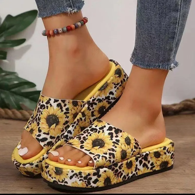 

2025 Summer Thick-Soled Large-Size 36-43 Slippers For Outdoor Comfort Casual Wear Anti-Slip And Wear-Resistant Beach Sandals