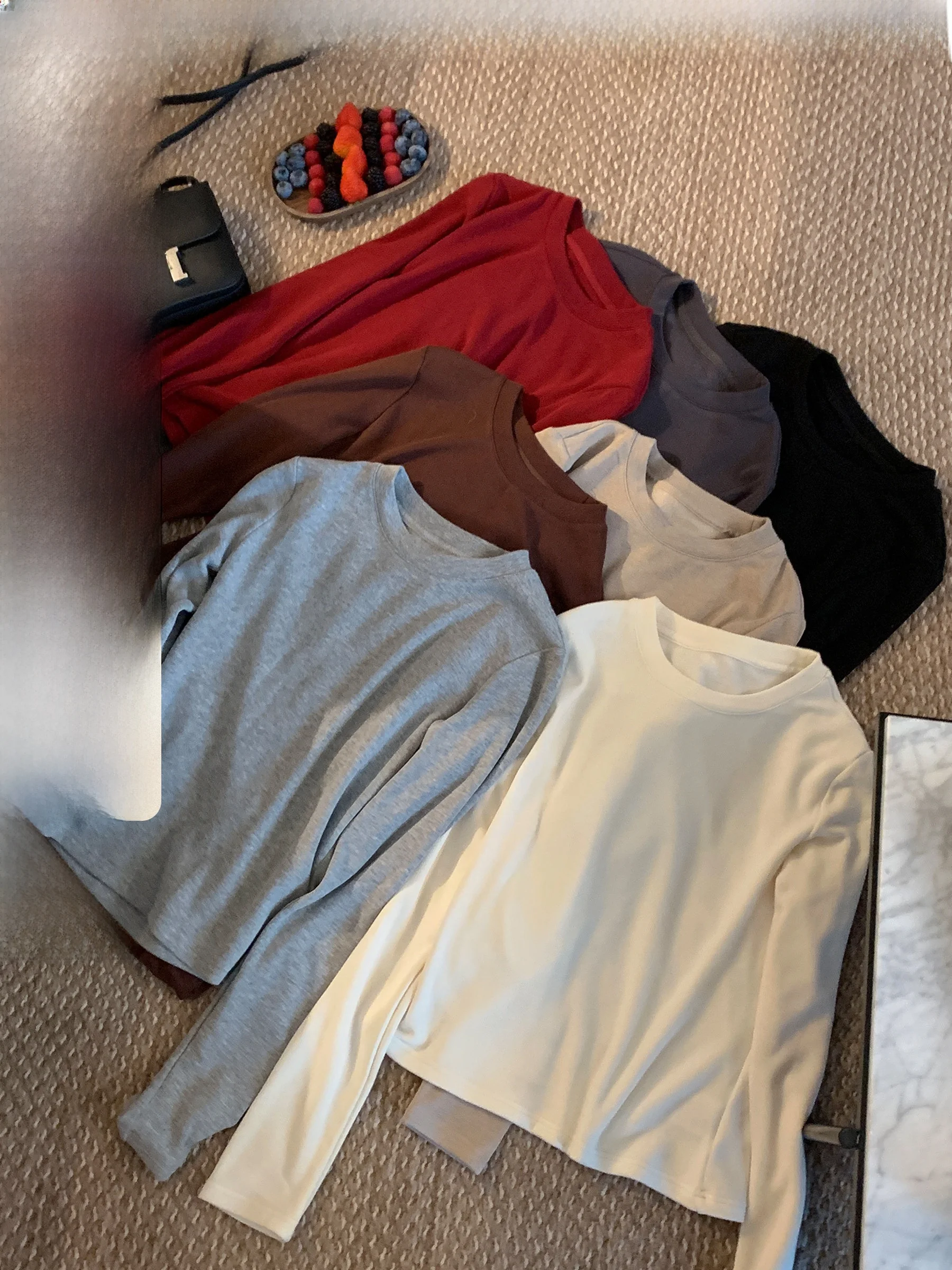 

Универсальная футболка Jiu Studio с длинным рукавом и круглым вырезом для полных женщин, комфортная посадка, осень 2025