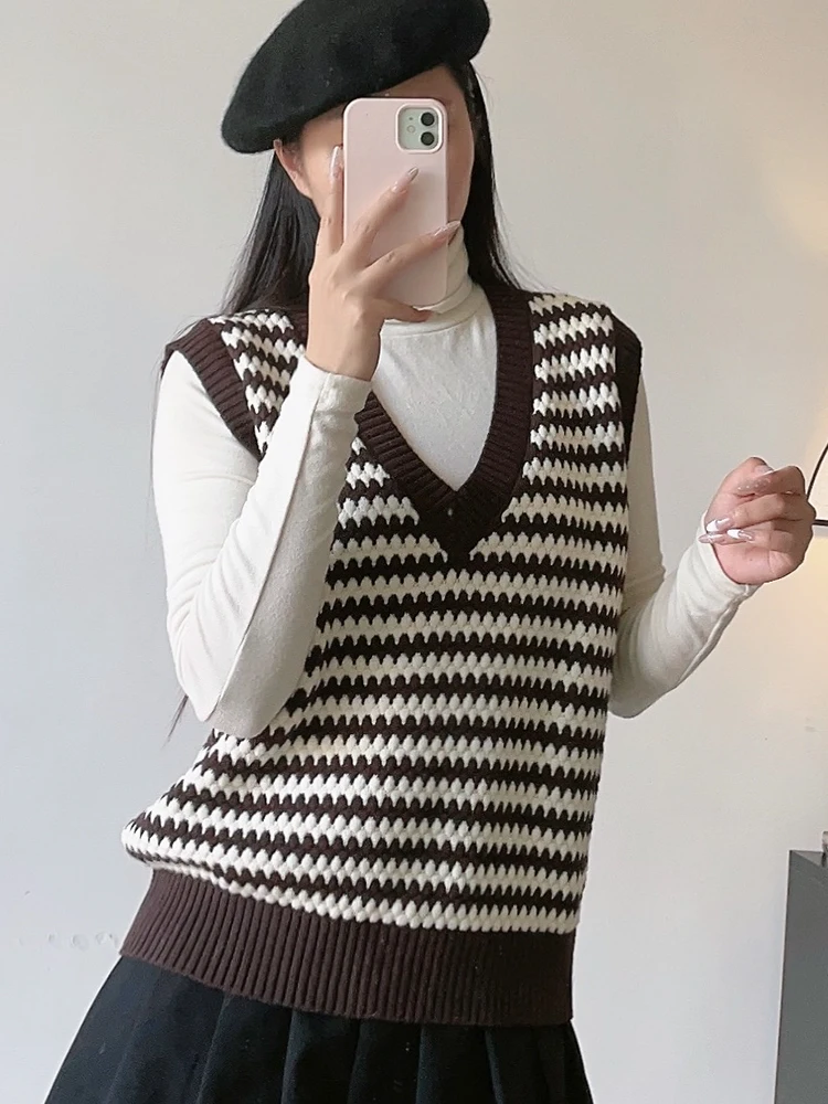 

Women's Elegant Solid Color Large round Neck Knitted Sleeveless Vest Short Top for Autumn Fashionable Casual Wear