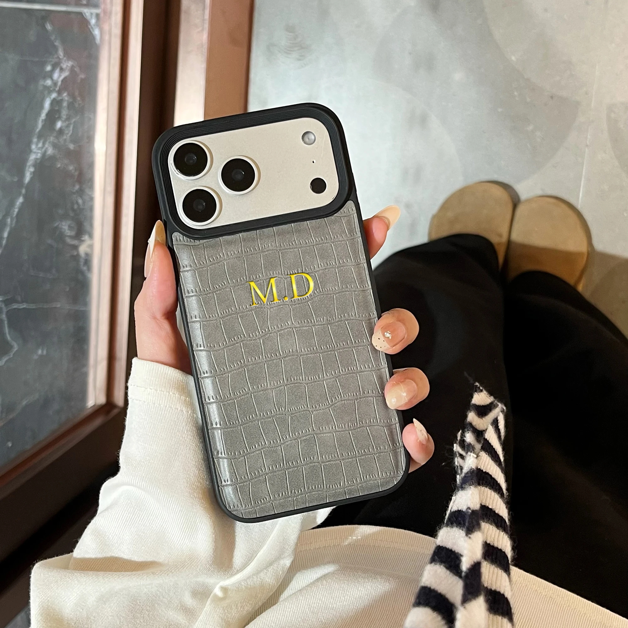 Maßgefertigte Luxus-Hülle mit Krokodilmuster aus Kunstleder für iPhone 18 17 16 15 14 13 12 11 Pro Max Plus Air mit Heißgoldfolienprägung – Detail 4