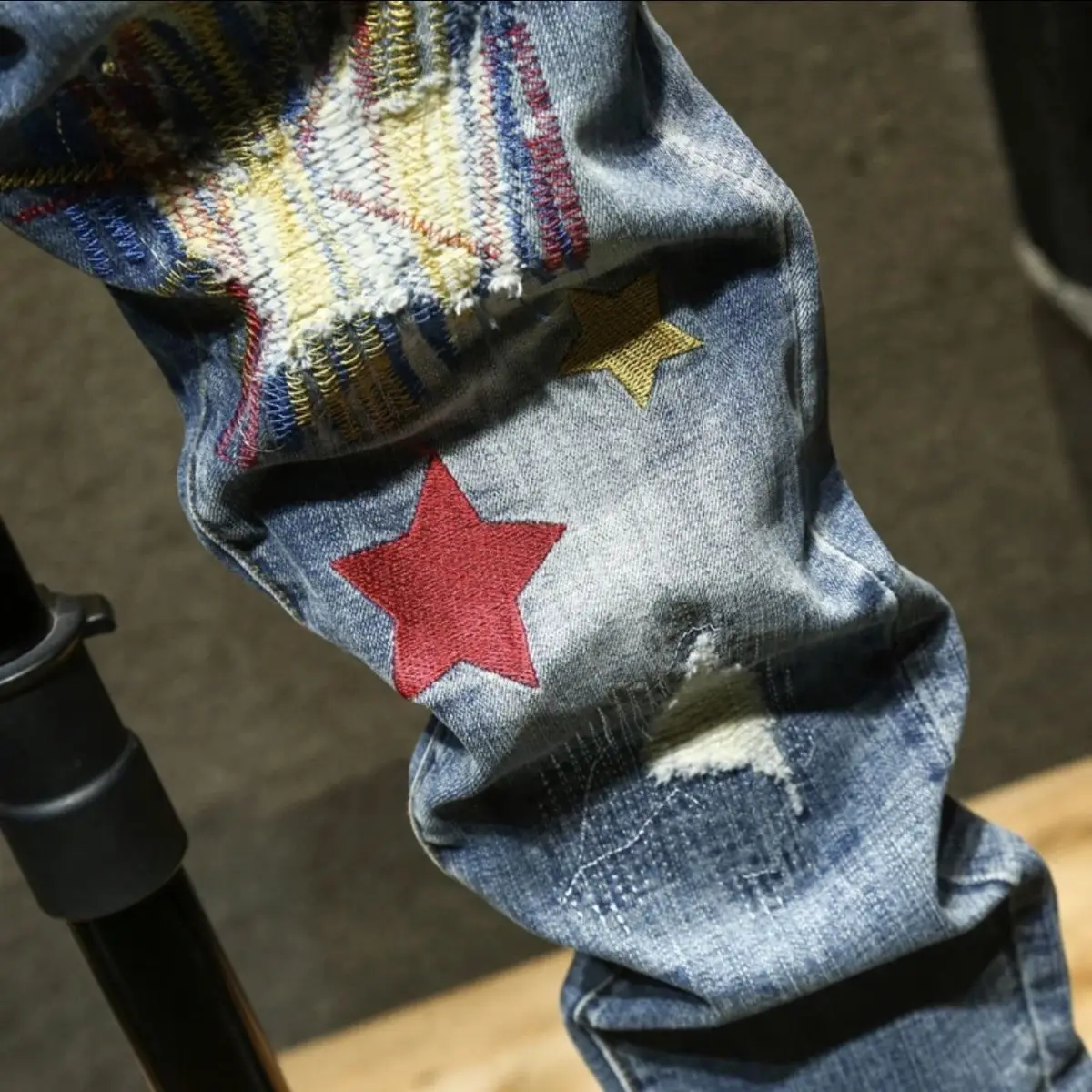 الراقية الصناعة الثقيلة الأمريكية ممزق المطرزة الجينز الرجال 2025 الاتجاه الجديد سليم المناسب أقدام صغيرة مرونة المتسول السراويل