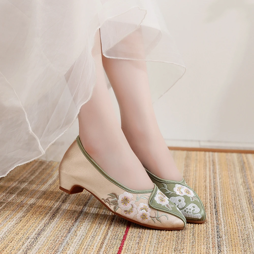 Veowalk 2024 Vintage Chinese Embroidery Women Cotton Satin Pointy Toe Slip On Low Heel Pumps Elegant Ladies Casual Comfort Shoes