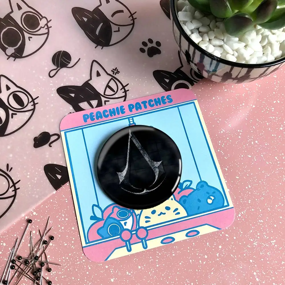 شعار A-القتلة-الجديدة شارات دبابيس التلبيب دبابيس قبعة دبابيس دبابيس الهدايا ديكور حقائب الظهر