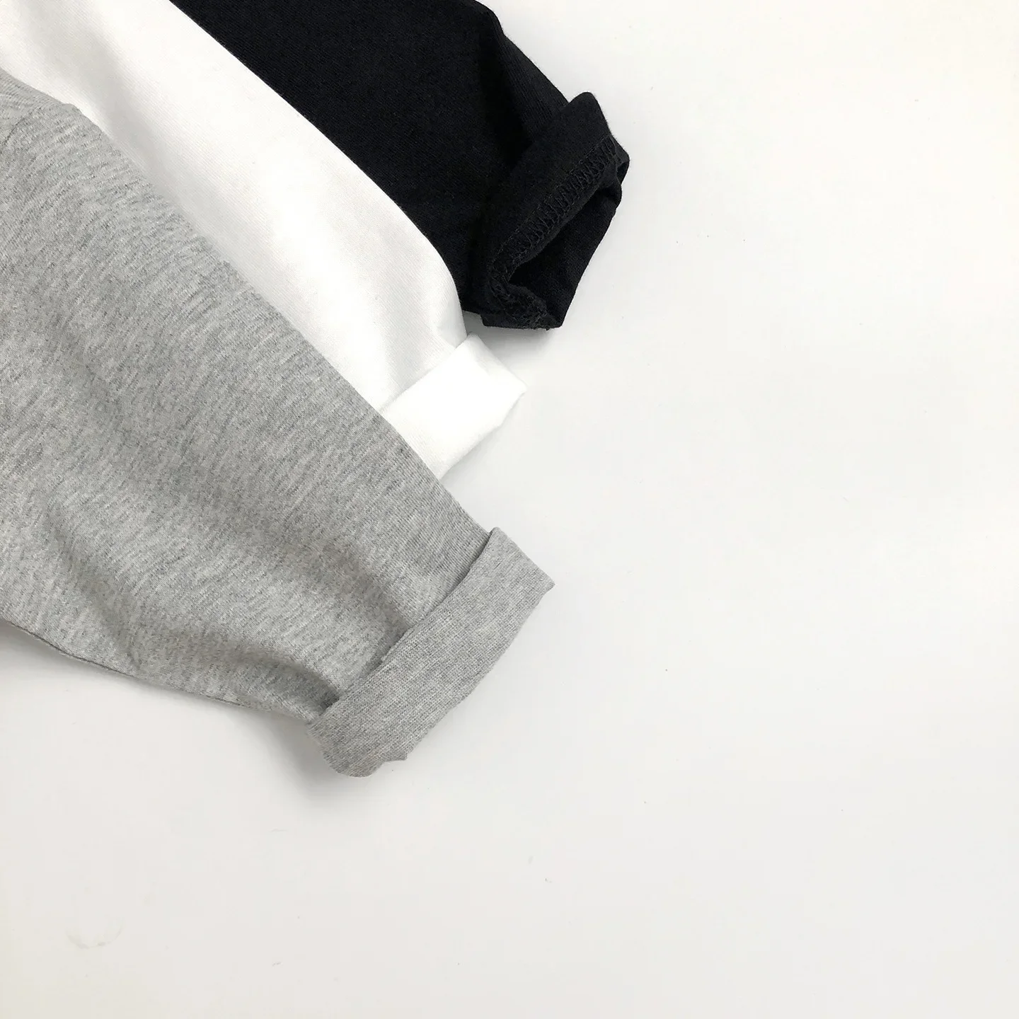 Herbstliches Baumwoll-T-Shirt für Kinder, einfarbig, im koreanischen Stil, mit langen Ärmeln, locker geschnitten, für Jungen und Mädchen, Größe 2-7 Jahre, weiche und atmungsaktive Kinderkleidung. – Detail 11