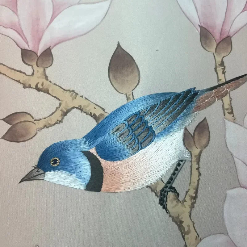 Murais Florais e de Pássaros Bordados à Mão Personalizados: Elegante Arte de Parede em Seda para Decoração de Interiores, Bordado em Seda