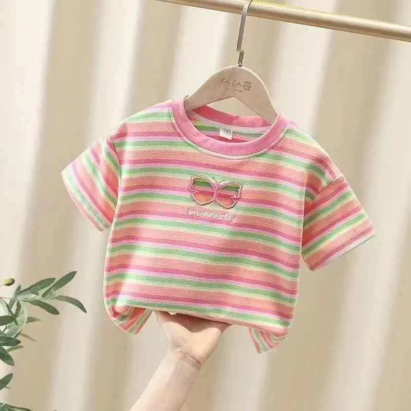 Gestreiftes Kurzarm-T-Shirt für Mädchen – atmungsaktives Sommeroberteil aus Baumwolle mit kontrastierendem, geripptem Ausschnitt. Mädchenkleidung