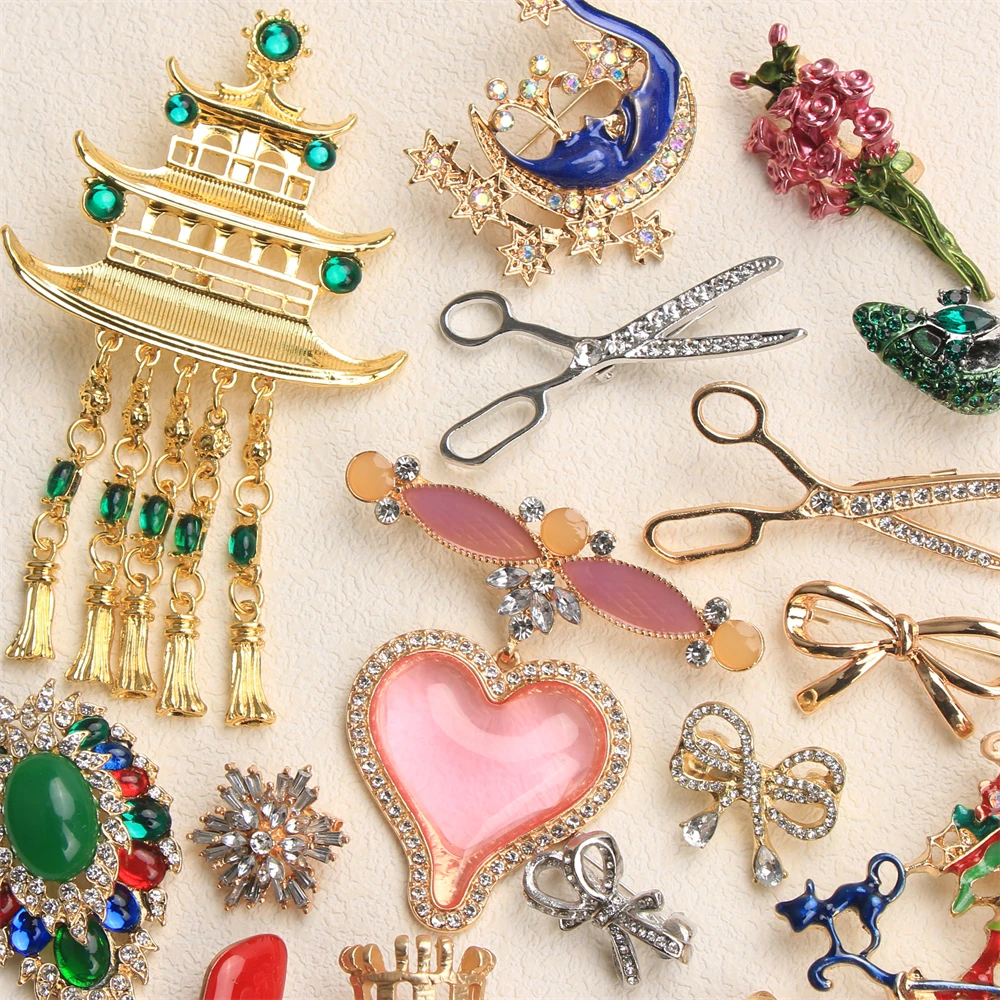SKEDS Vintage Barock Strass Brosche für Frauen Luxuriöse Kristall Pin Mode Accessoire Emaille Pins Festival Geschenk