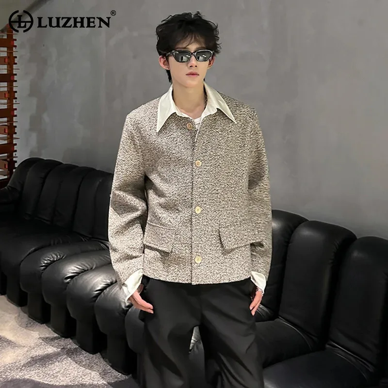 

LUZHEN 2025 осенняя модная элегантная темпераментная однотонная повседневная куртка мужская с карманами украшает мужскую одежду высокого качества JY4606