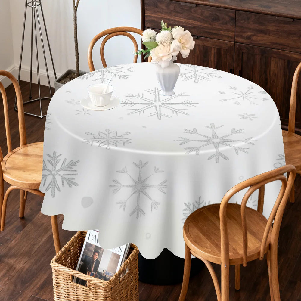 A winter snowflake star round tablecloth design adds a warm atmosphere to the restaurant.